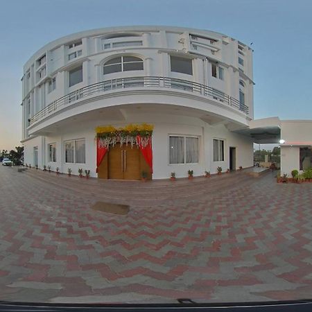 Tathastu Hotels & Banquet Hall Pipra Dewās Kültér fotó