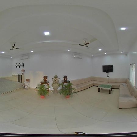 Tathastu Hotels & Banquet Hall Pipra Dewās Kültér fotó